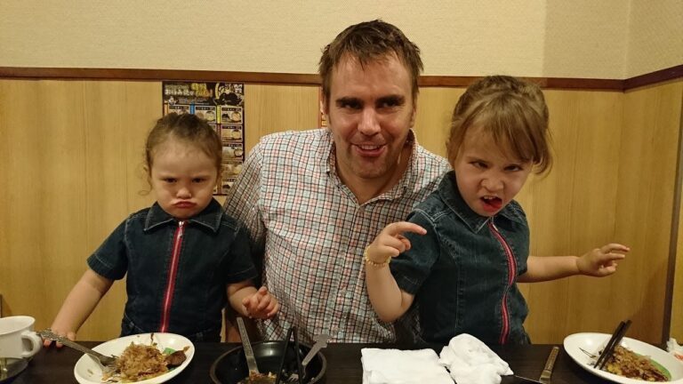 バイリンガル姉妹 お好み焼きと言えないダディがお好み焼きを焼いたよ