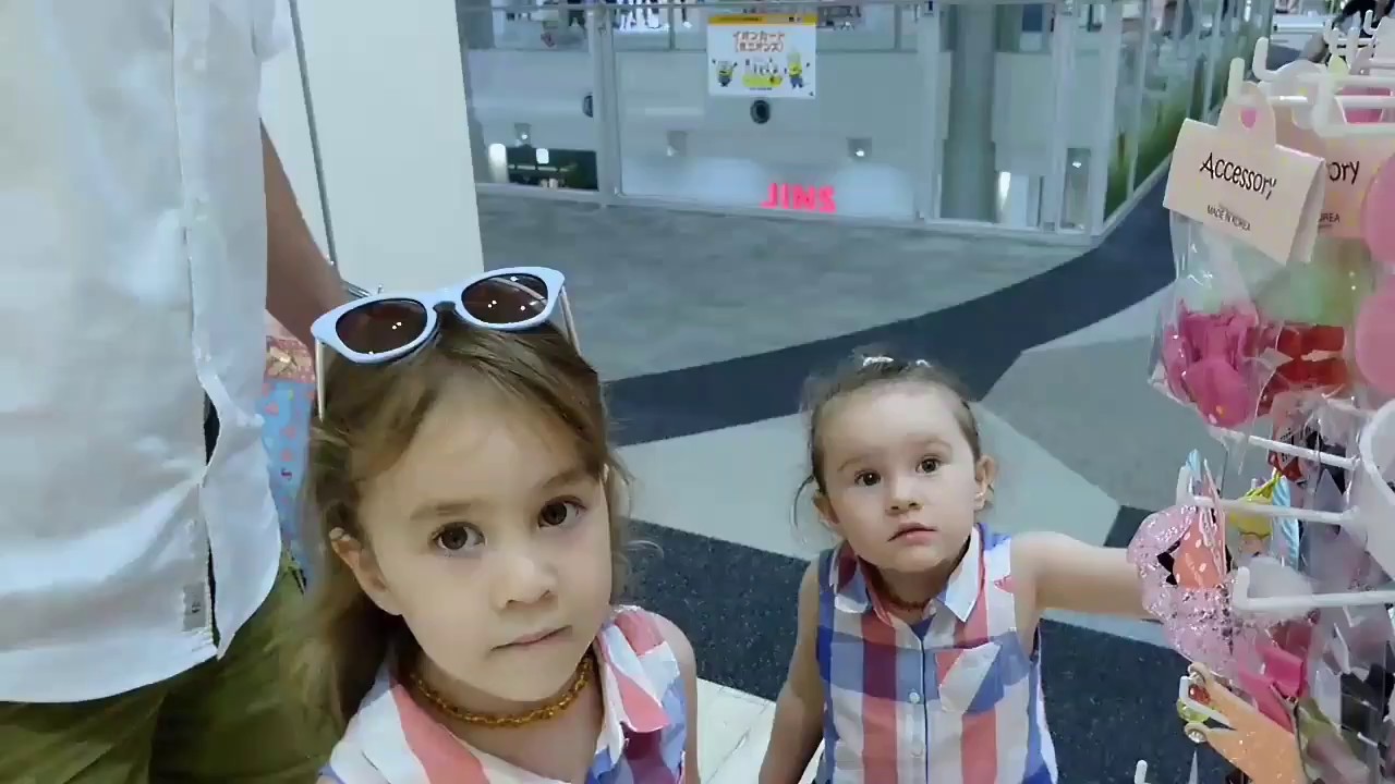 バイリンガル姉妹 ダディを連れて女子のウィンドウショッピング