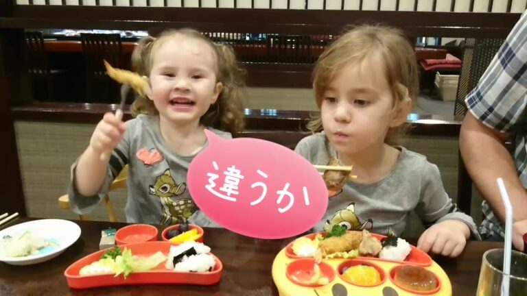 バイリンガル姉妹 アンパンマンのお子様ランチが楽しすぎて食べるのを忘れる