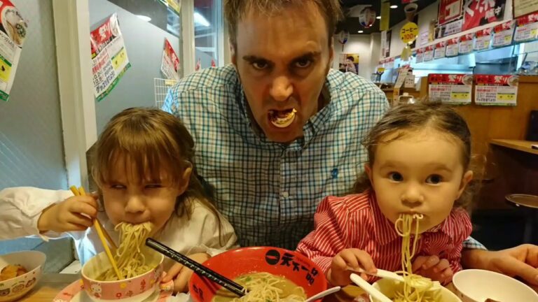 バイリンガル姉妹 天下一品と言えないダディにラーメンの食べ方を教わる