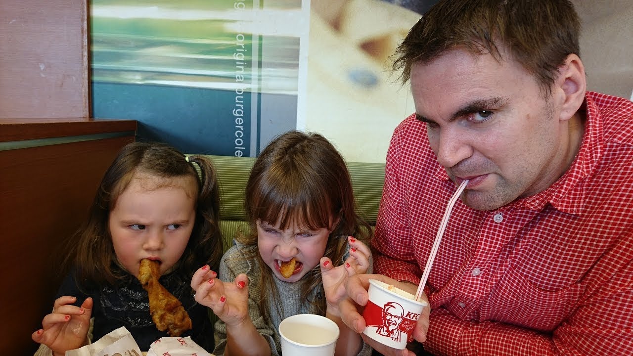 バイリンガル姉妹 ケンタッキーを食べてダディが故郷を思い出す【KFC】