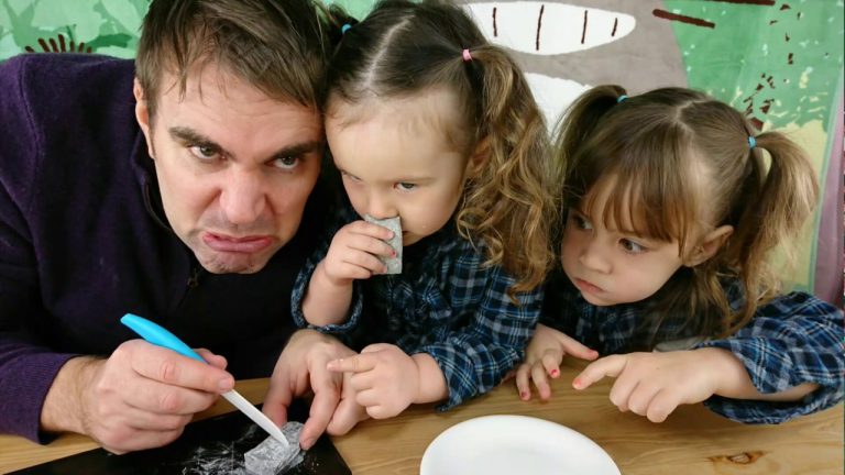 バイリンガル姉妹 ワッフル試食後にお餅も追加【名月堂】