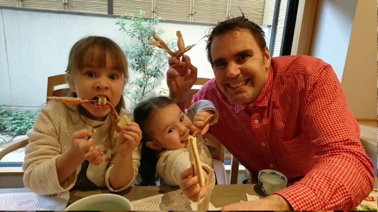 バイリンガル姉妹 初めてのかに料理に驚く【かに道楽】パート１