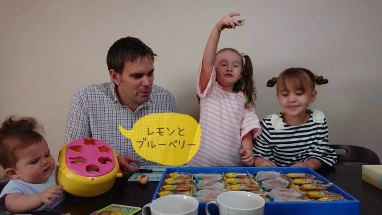 YouTubeランドからプレゼント！昆虫がいっぱい！うれしい！バイリンガル姉妹