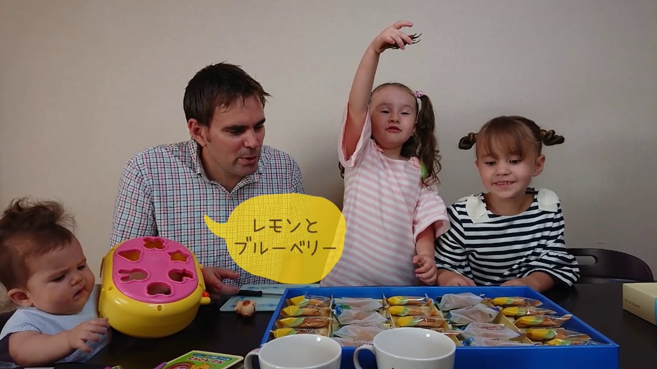 YouTubeランドからプレゼント！昆虫がいっぱい！うれしい！バイリンガル姉妹