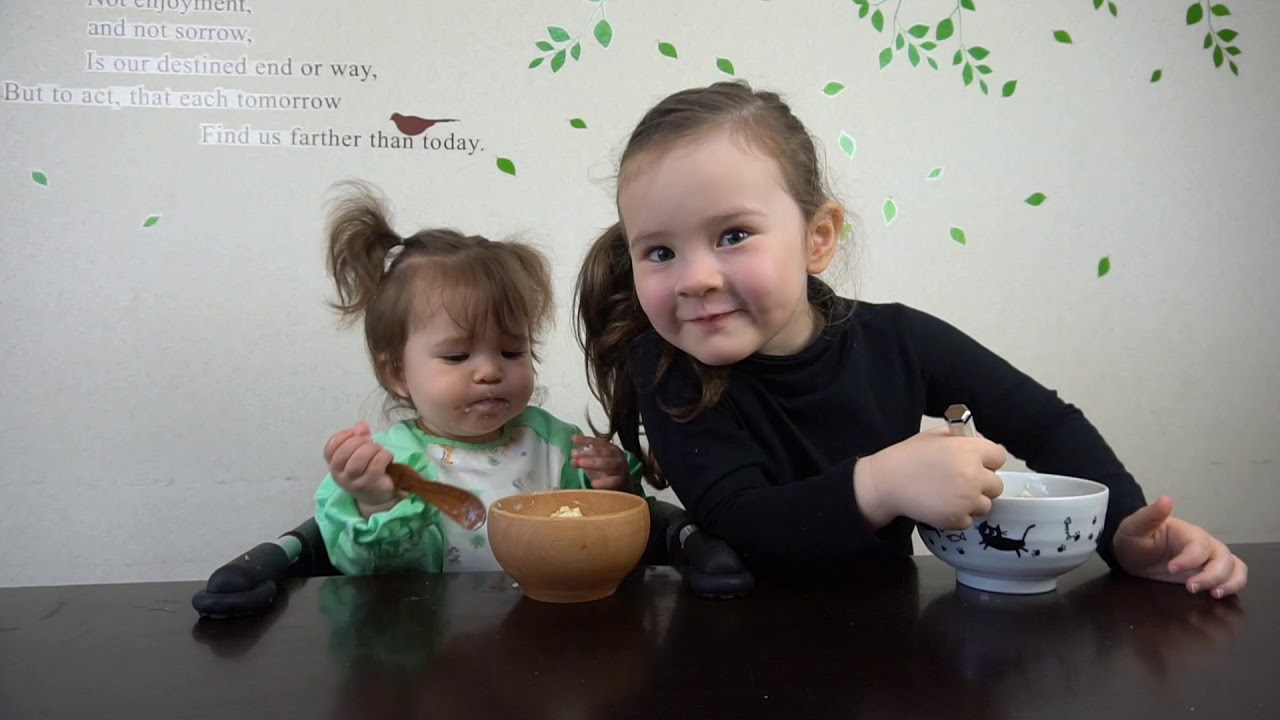 【1歳の朝ごはん】自分で上手に食べられるかな？ バイリンガル姉妹